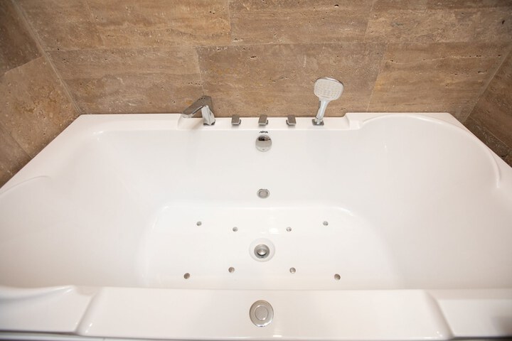 Hot Tub 132 of 196