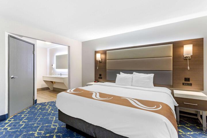Standard | King Bed (10 of 13)