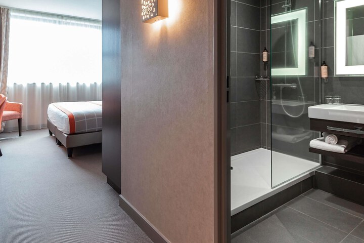 Room 10 of 90