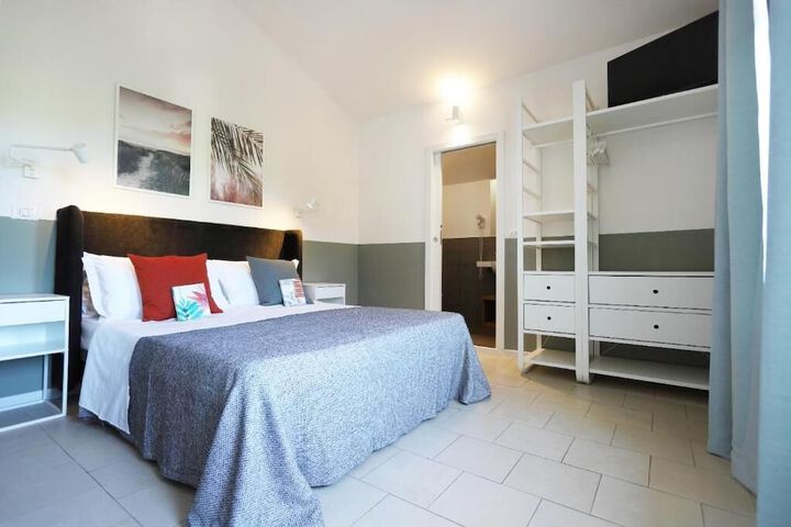 Room 16 of 32