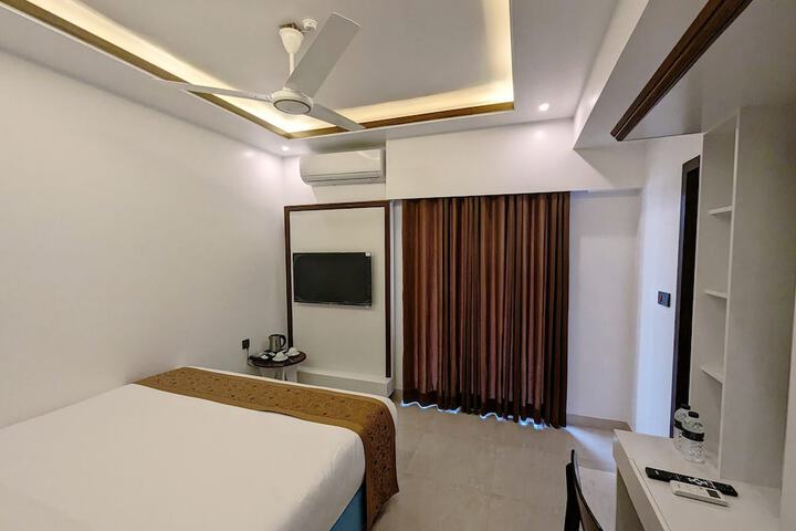 Room 13 of 76