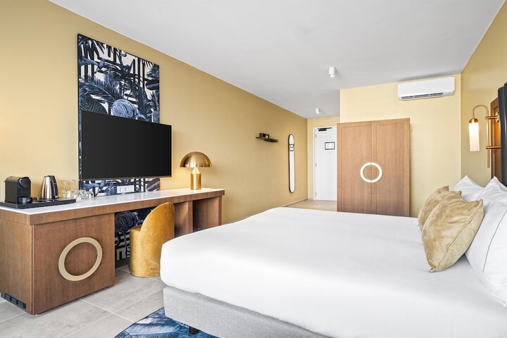 Room 26 of 170