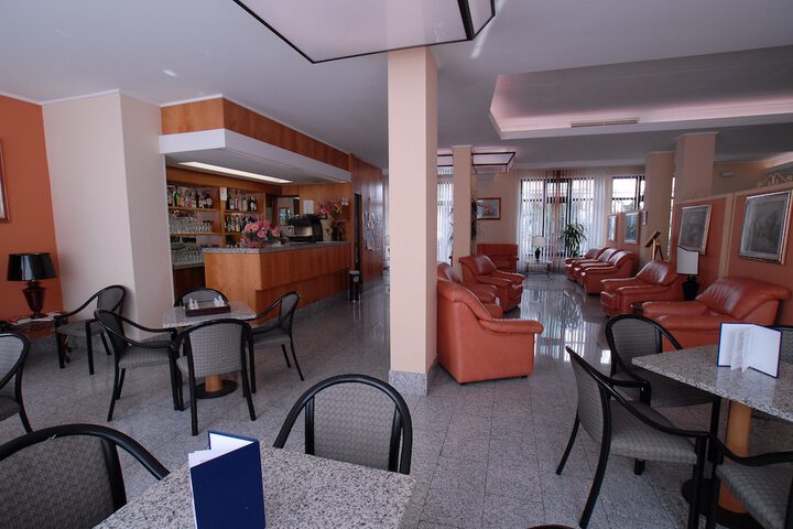 Lounge 61 of 73