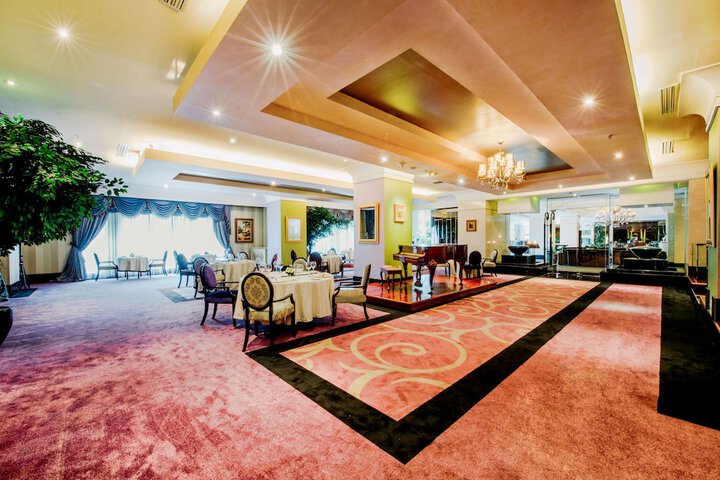 Lounge 27 of 35