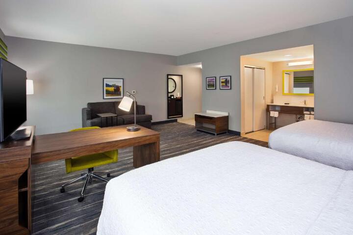 2 Queen Beds (12 of 14)