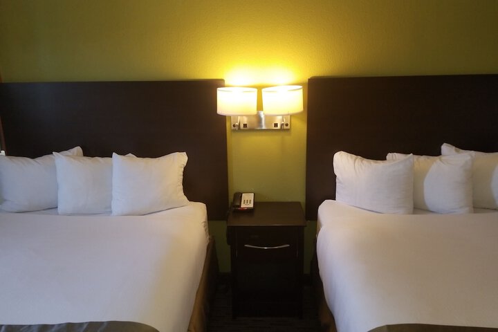 1 Queen Bed (6 of 16)