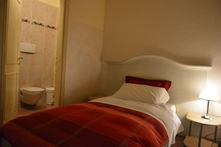 Room 25 of 76