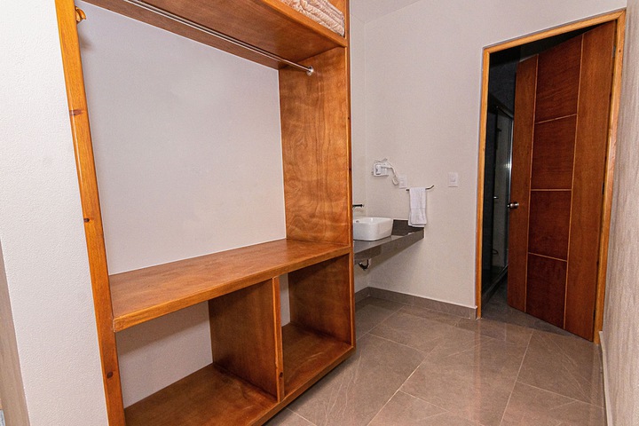 Room 15 of 76