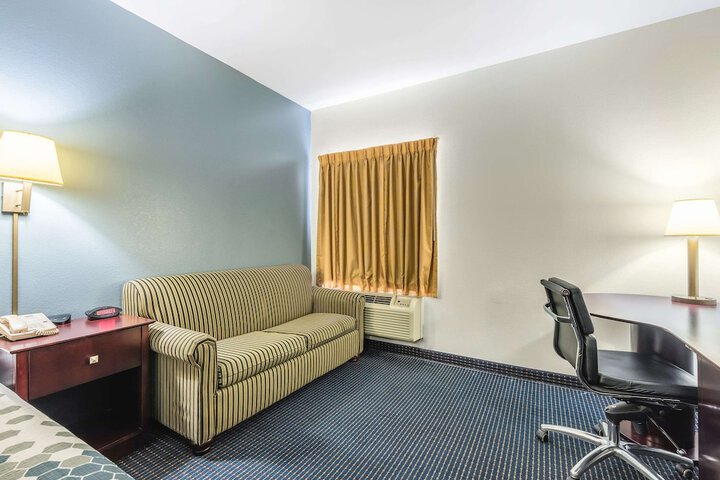 1 King Bed (5 of 10)