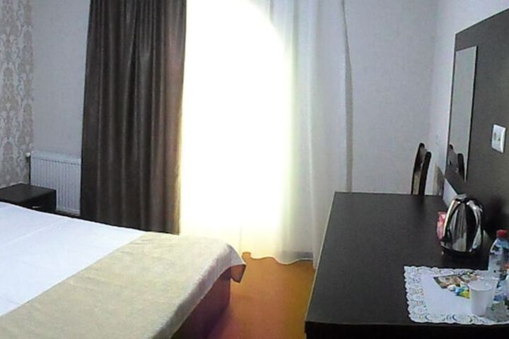 Room 10 of 33