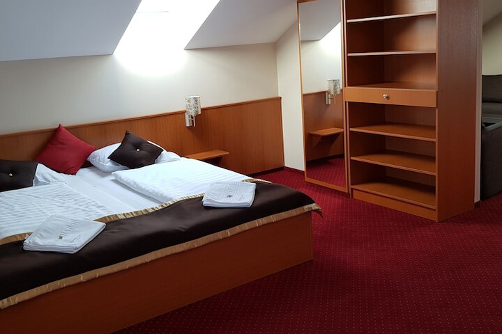 Room 10 of 40