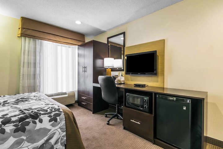 1 Queen Bed (9 of 10)