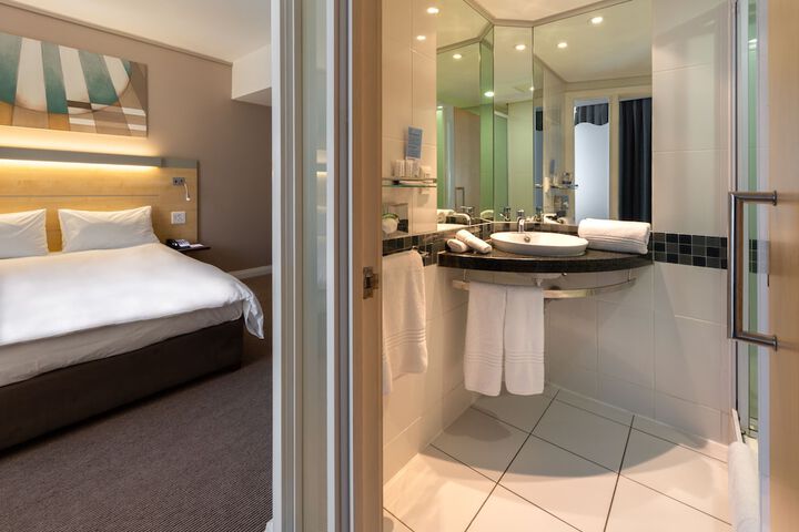 Room 4 of 96