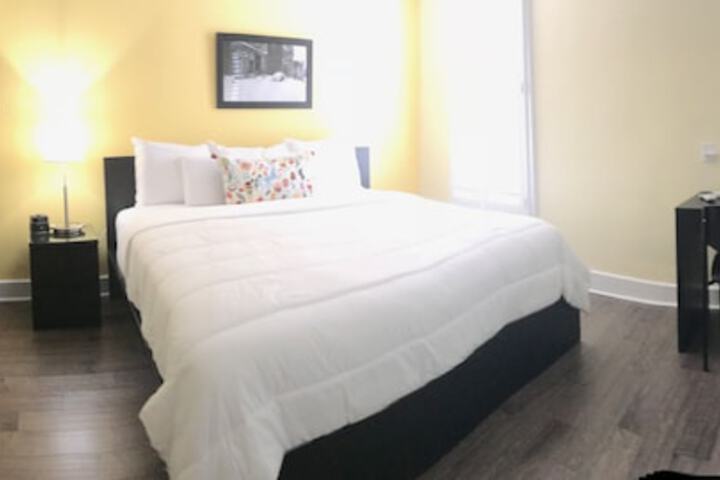 Superior King Room (8 of 15)