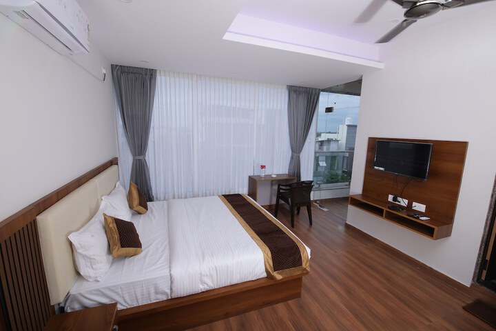 Room 12 of 18