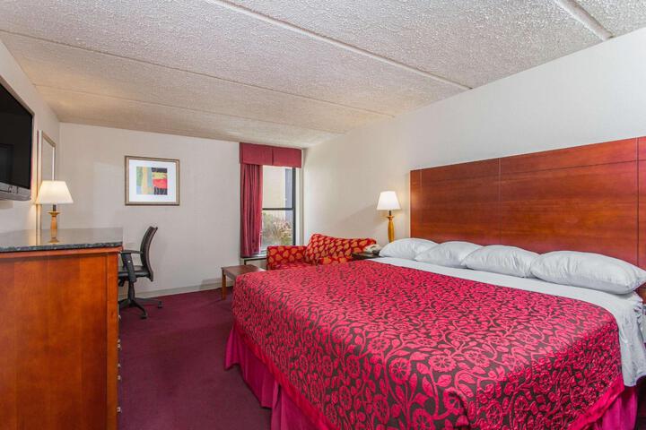 1 King Bed (3 of 6)