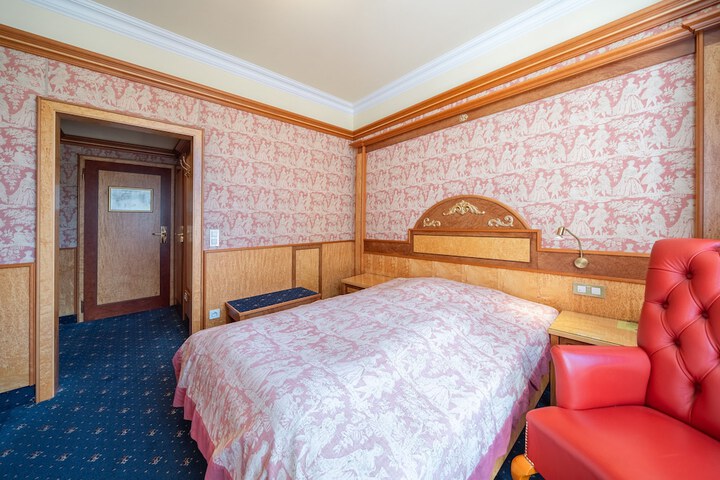 Room 24 of 55