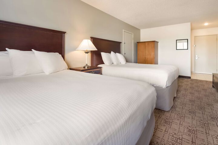2 Double Beds Work Desk High Speed Internet Accessible Microwave and Refrigerator Coffe (6 of 12)