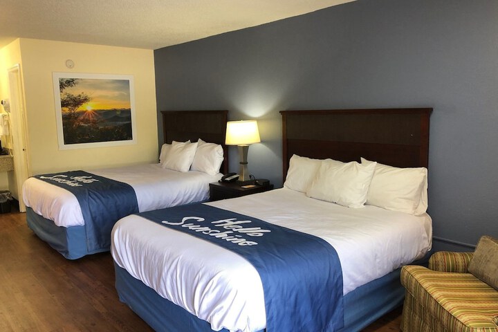2 Queen Beds (1 of 2)