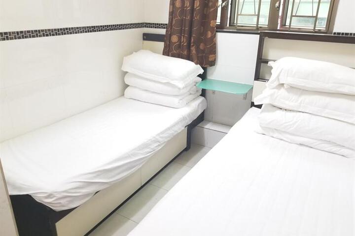 HONG KONG HUAZHONG COMMERCIAL INN
