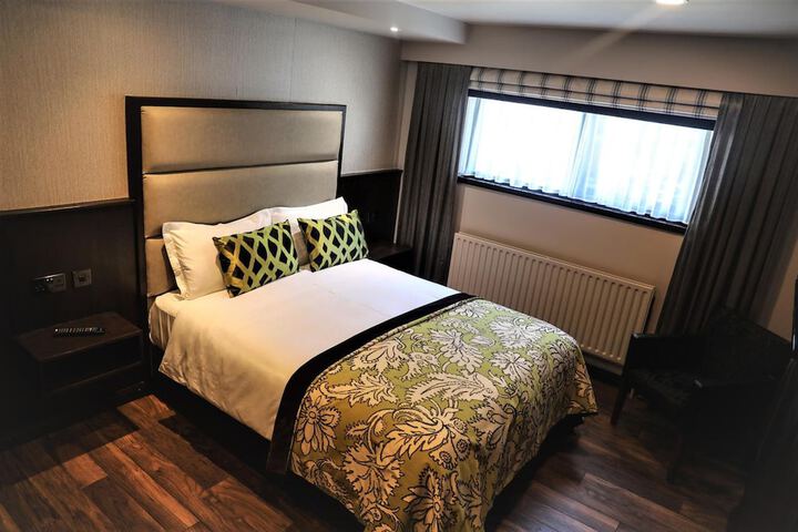 Room 11 of 28