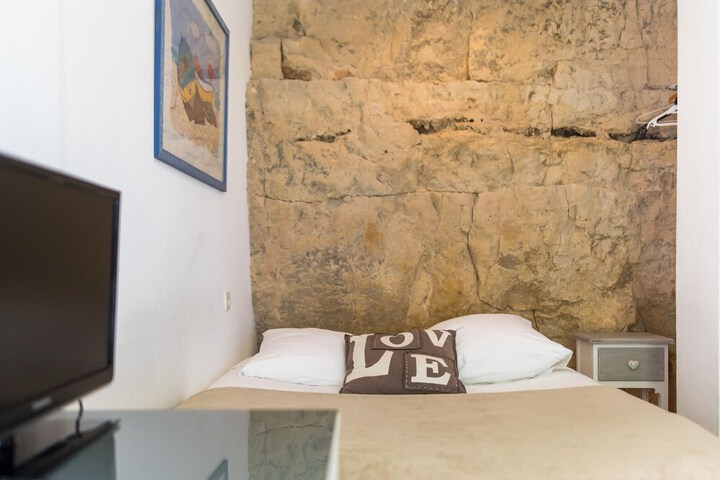 Room 2 of 70