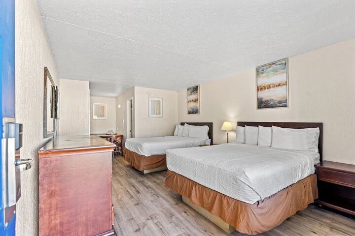 Room 2 of 33