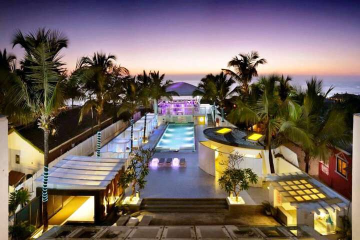 Hotel with Pool