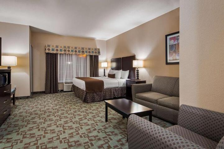 1 King Bed Pillowtop Bed 32 Inch LCD Television High Speed Internet Accessible Microwave and Refrigerator Full Breakfast (5 of 21)