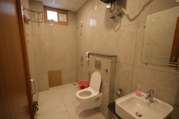 Room 21 of 28