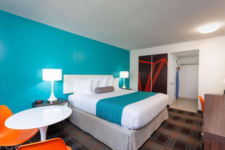 1 King Bed (6 of 12)
