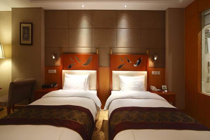 Room 4 of 16