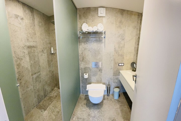 Room 34 of 47