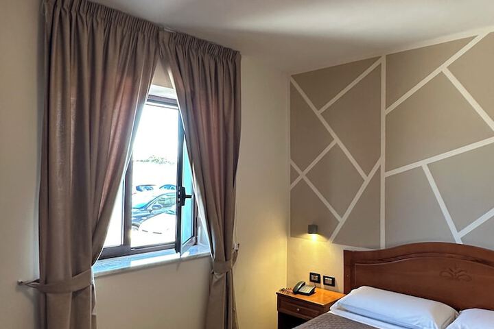 Room 10 of 18
