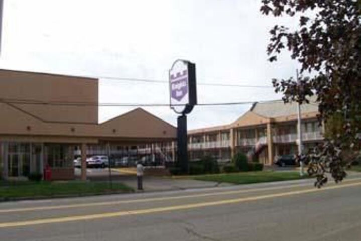 Exterior of Knights Inn Erie