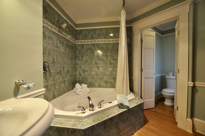 Room 42 of 59
