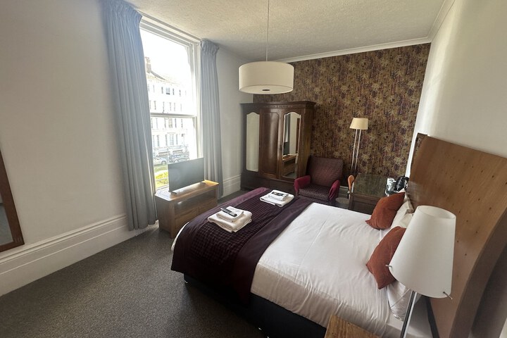Room 2 of 65