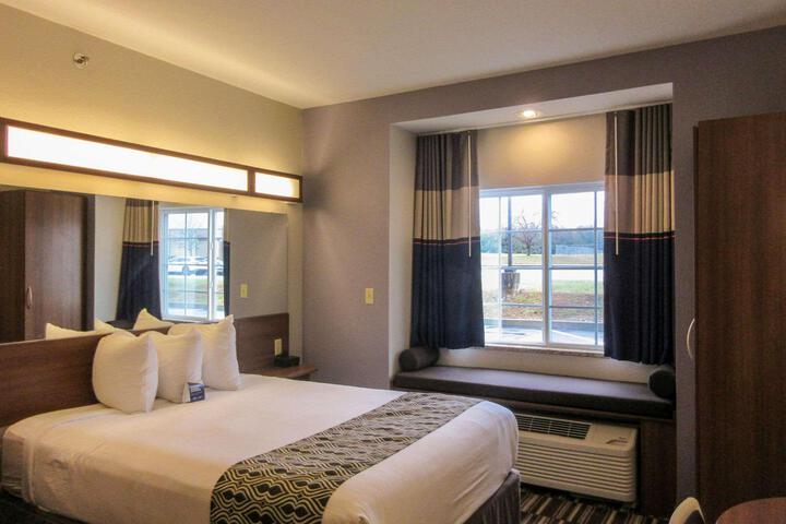 1 Queen Bed (16 of 17)