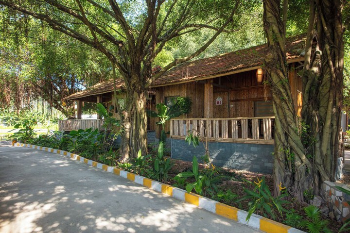 Hotel Exterior 72 of 77