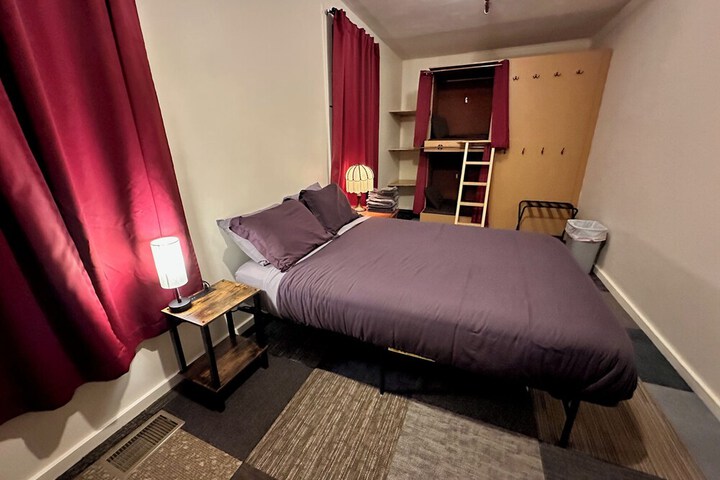 Basic Room 1 Queen Bed Shared Bathroom Upstairs (13 of 22)