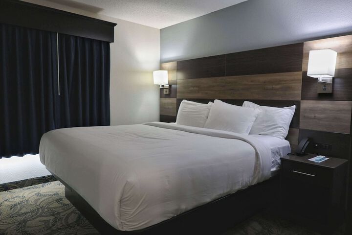 1 Queen Bed Efficiency Suite (52 of 54)