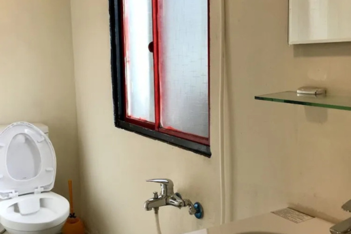 Room 8 of 12