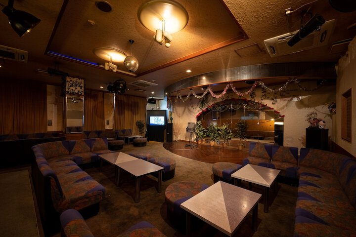 Lounge 26 of 32