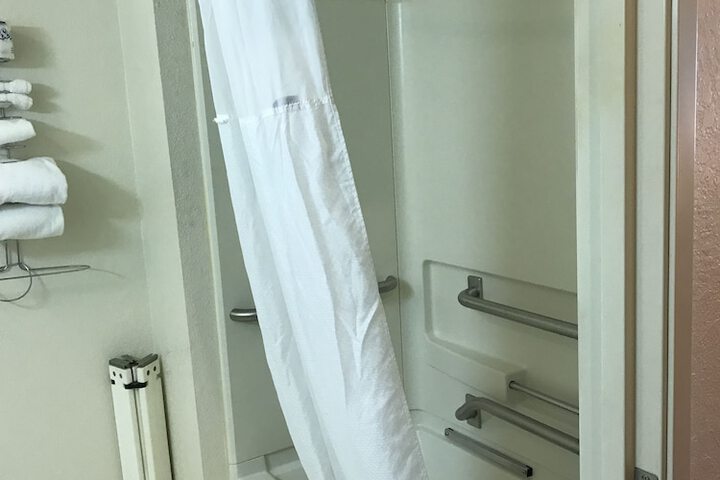 1 Queen Bed Accessible Room (3 of 14)