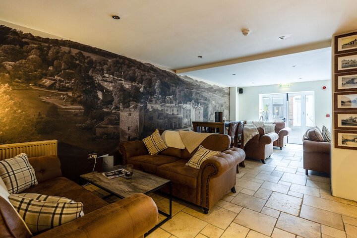 Lounge 32 of 43