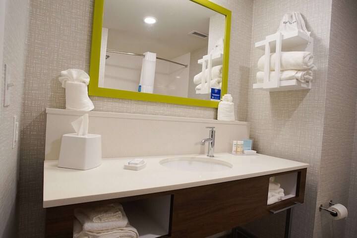 2 Queen Beds Mobility Hearing Accessible Tub (4 of 16)