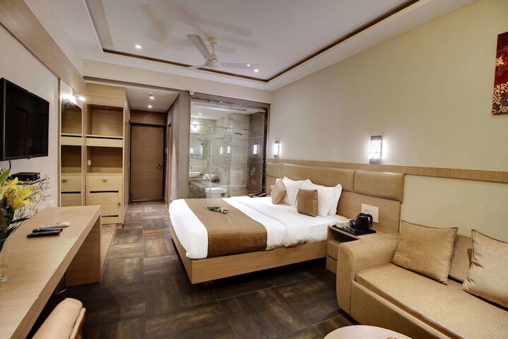 Room 10 of 38