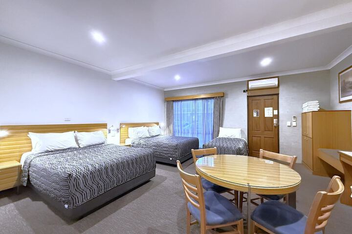 Room 13 of 28