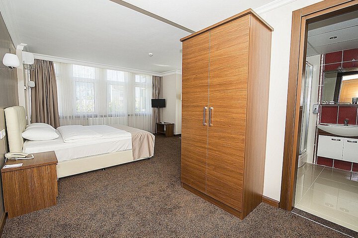 Room 4 of 36