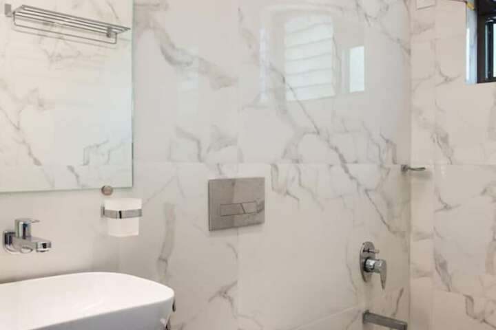 Room 5 of 8